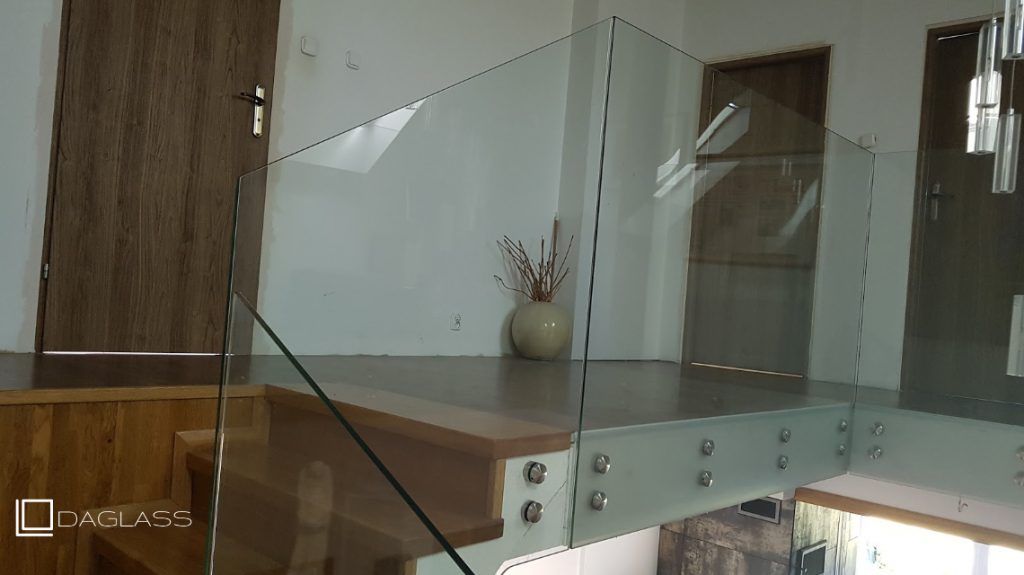 Balustrada szklana wewnętrzna zejście.