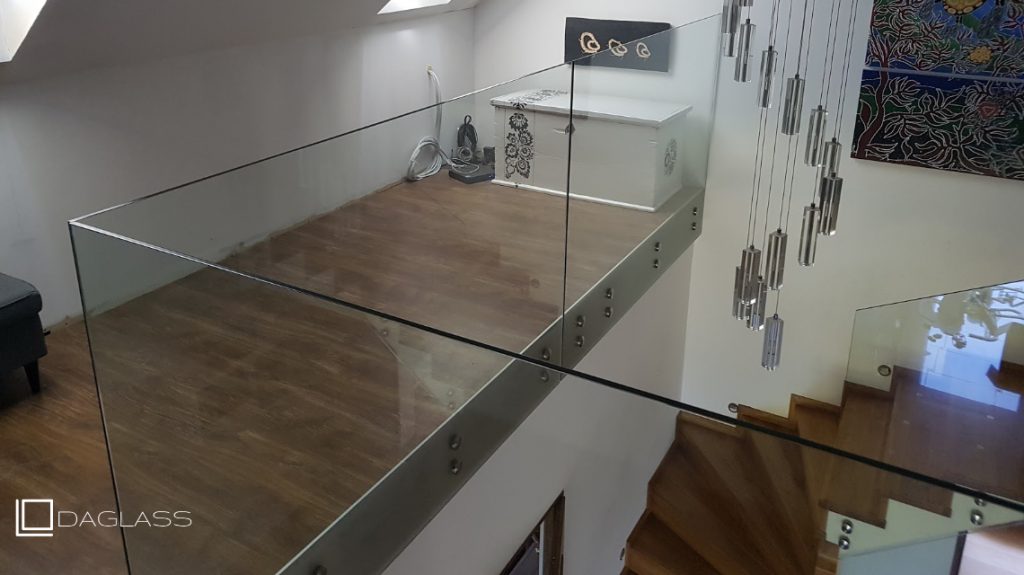 Balustrada schodowa szklana wewnętrzna