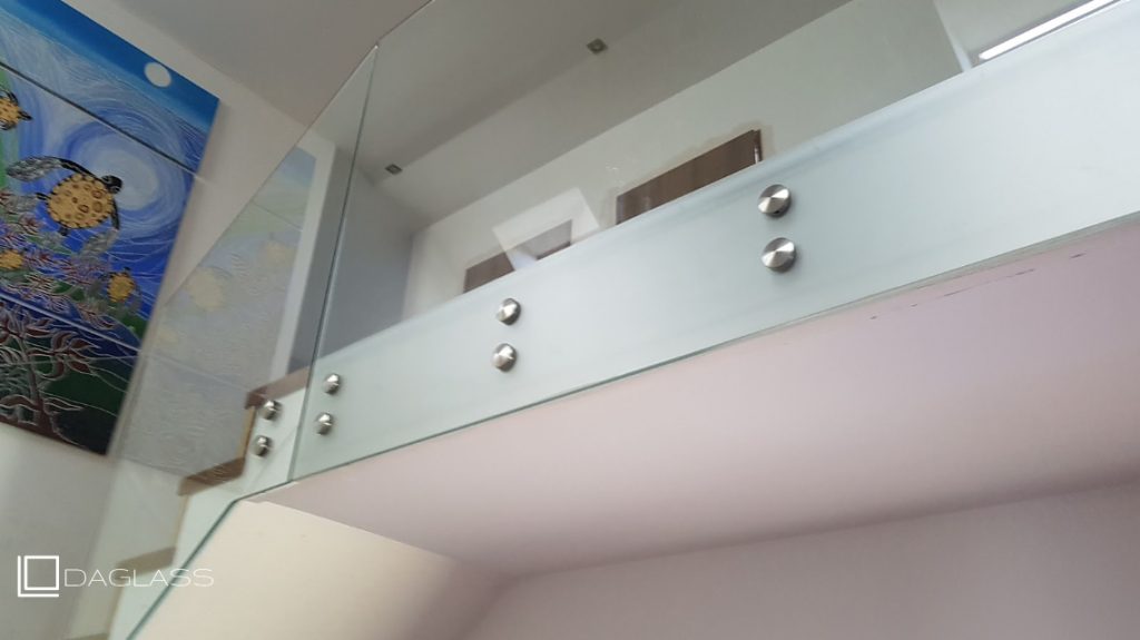 Balustrada schodowa szklana wewnętrzna