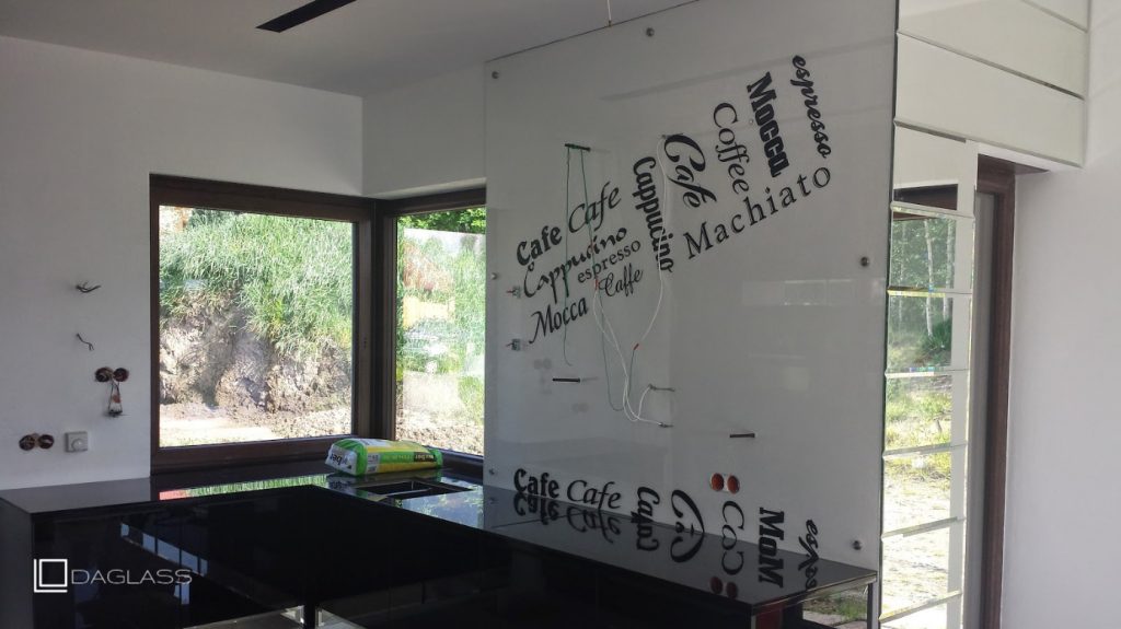 Graffiti na kuchennej ścianie